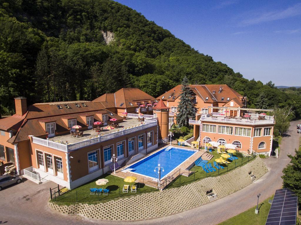 Hotel Bellevue Esztergom Bagian luar foto