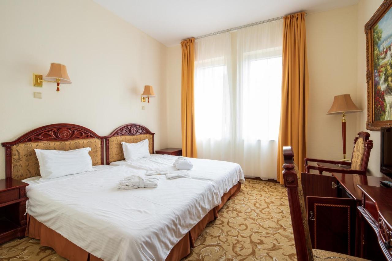 Hotel Bellevue Esztergom Bagian luar foto